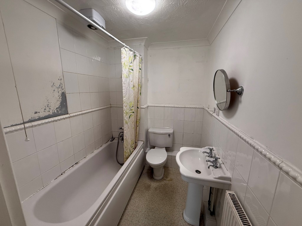 Lot: 36 - TWO-BEDROOM FIRST FLOOR FLAT FOR IMPROVEMENT - Tiled bathroom with bath, WC, sink and shower attachment